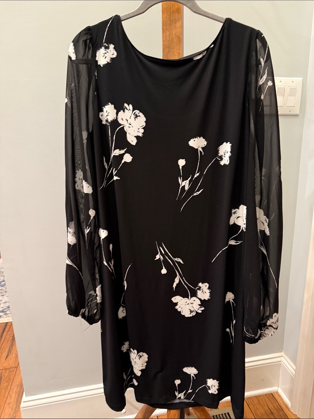 White House Black Market XL Black Floral Long-Sleeve Dress
